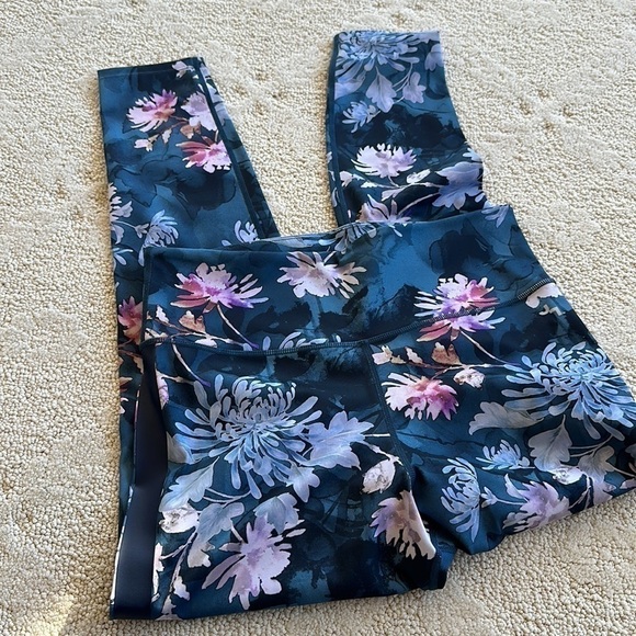 JoyLab Floral Print High-Waisted Stripe 7/8 Leggings in Moody Mum - Picture 3 of 5